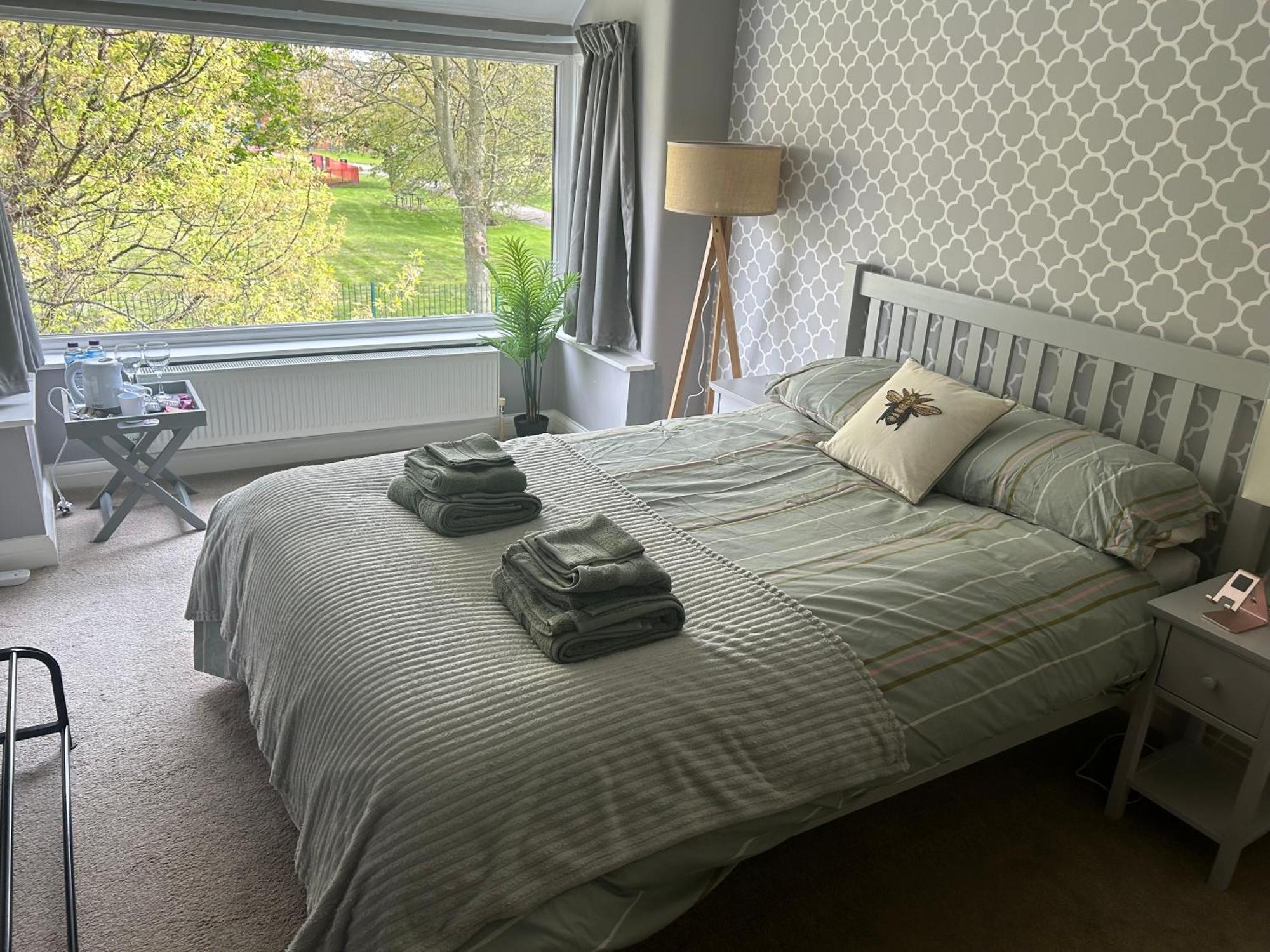 Lovely, Large Double Bedroom With Park View In Home Hazel Grove 외부 사진