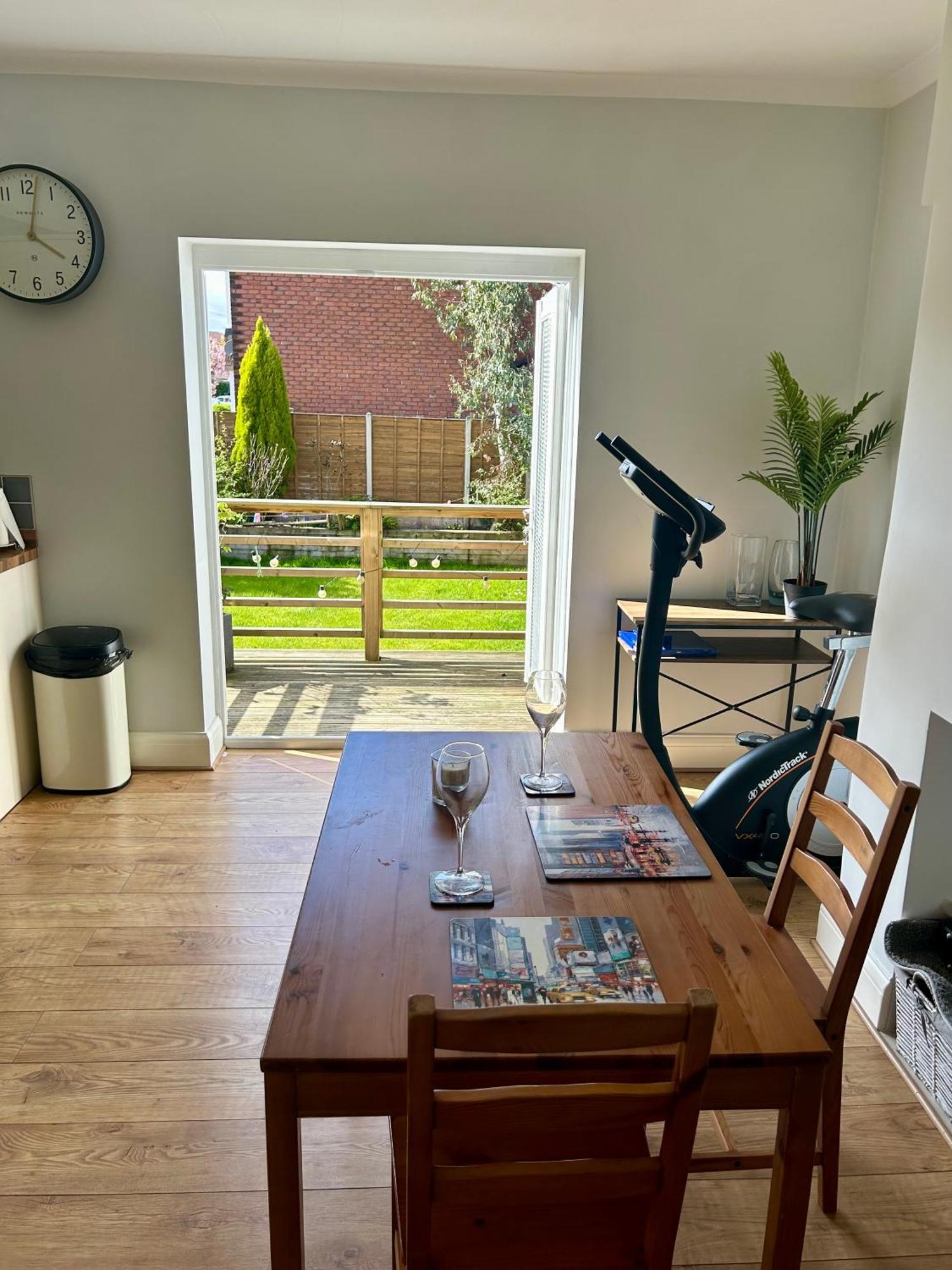 Lovely, Large Double Bedroom With Park View In Home Hazel Grove 외부 사진